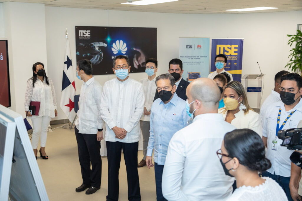 Presidente Cortizo inaugura academia Huawei en el ITSE