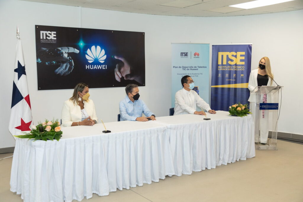 Presidente Cortizo inaugura academia Huawei en el ITSE