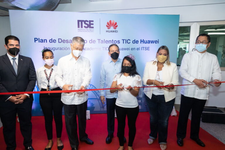 Presidente Cortizo inaugura academia Huawei en el ITSE