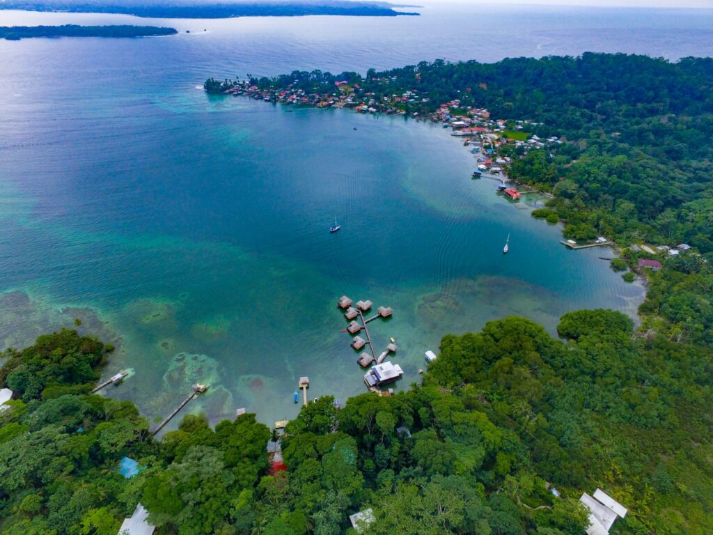 Panamá cuenta con kilómetros de playas en ambos océanos aptas para practicar el surf, en olas de calidad mundial. Bocas del Toro -por ejemplo- cuenta con olas en Isla Colón y Carenero que son reconocidas internacionalmente por su calidad tanto en tamaño, forma y poder, lo que convierte este lugar en un paraíso ideal para practicar este deporte.