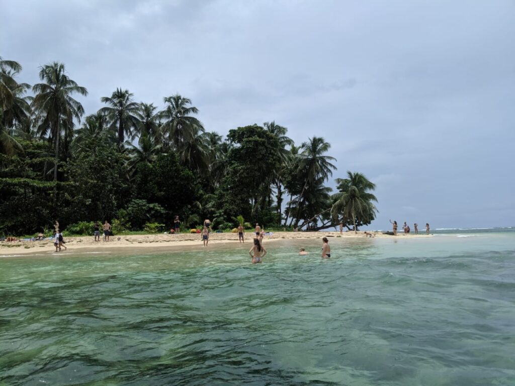 Panamá cuenta con kilómetros de playas en ambos océanos aptas para practicar el surf, en olas de calidad mundial. Bocas del Toro -por ejemplo- cuenta con olas en Isla Colón y Carenero que son reconocidas internacionalmente por su calidad tanto en tamaño, forma y poder, lo que convierte este lugar en un paraíso ideal para practicar este deporte.