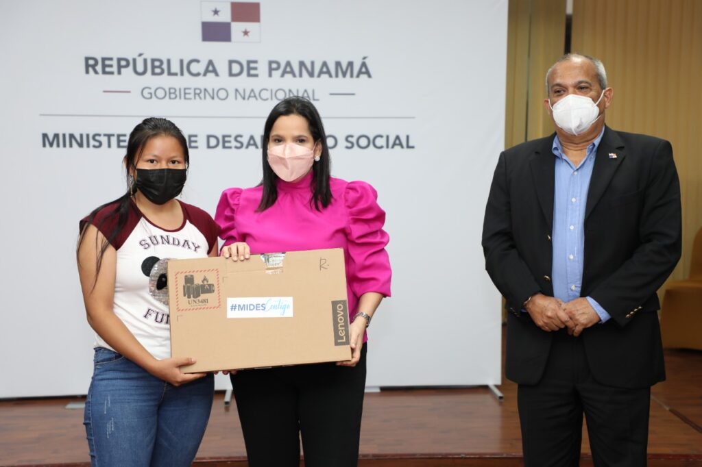 Mides entrega laptops estudiantes de comarcas