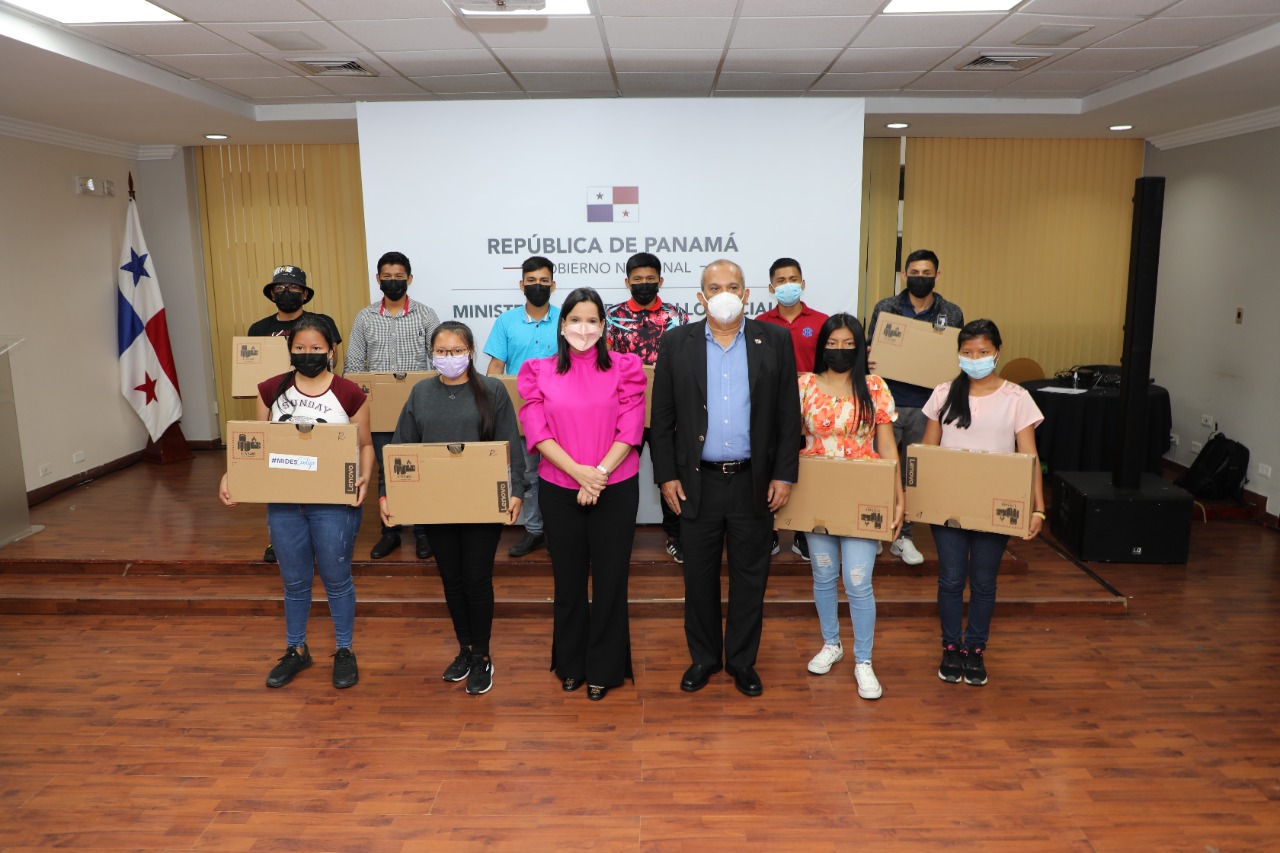  Mides entrega laptops estudiantes de comarcas