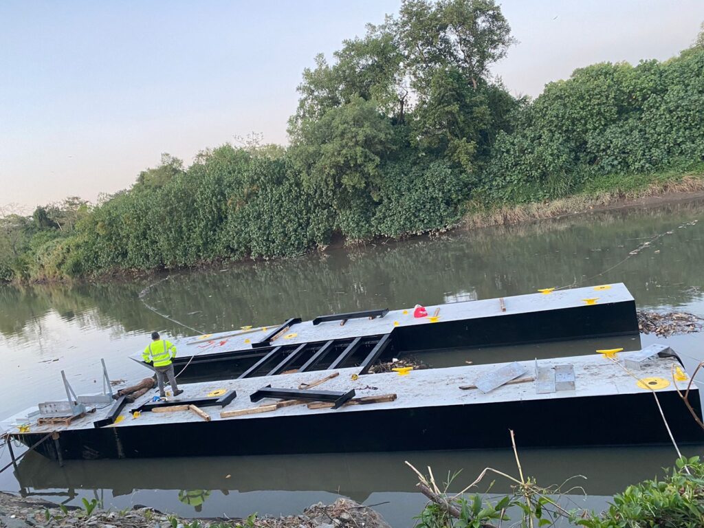 Marea Verde instala Rueda de Agua en el Río Juan Díaz