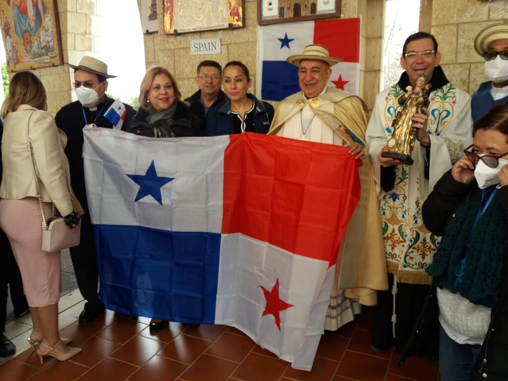 Entronización de la imagen de Santa María la Antigua