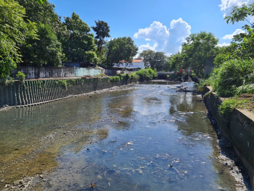 MOP realiza limpieza en cauce del río en Puente del Rey