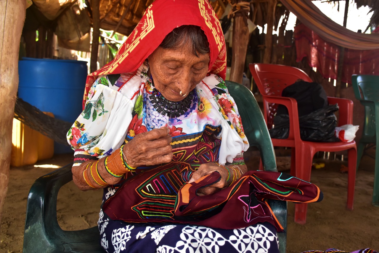  Sipu Mayan, la abuela costurera Guna de 88 años