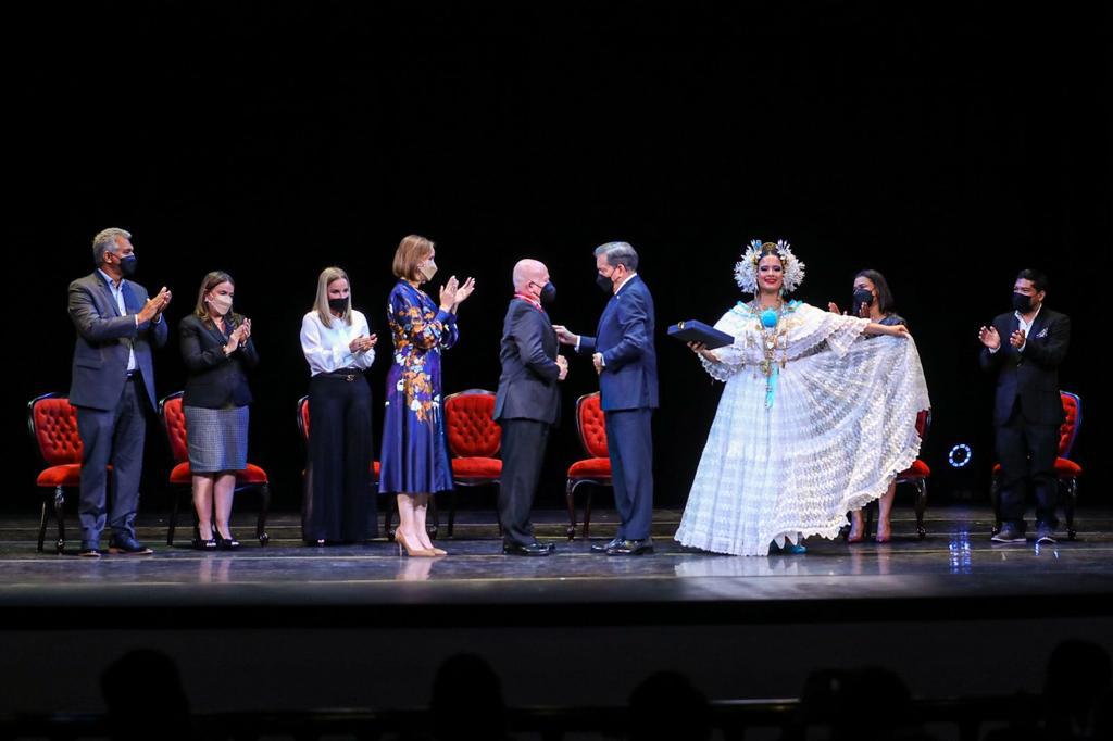 Manuel Orestes Nieto recibe la condecoración Rogelio Sinán 