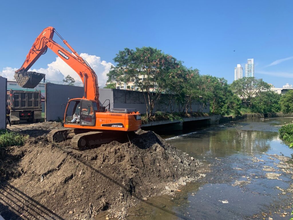 MOP realiza limpieza en cauce del río en Puente del Rey