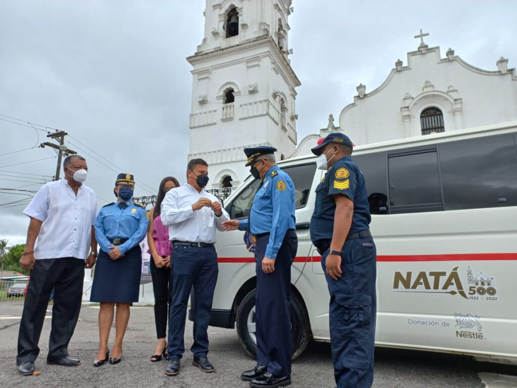 Nestlé dona ambulancia a los bomberos de Natá