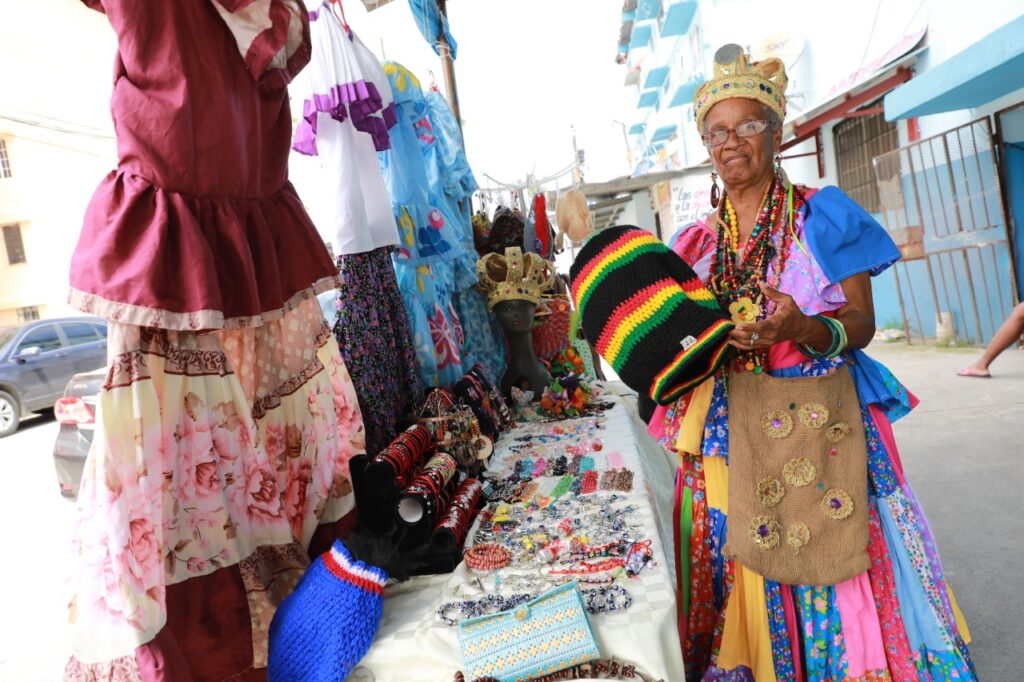 Abuela de 73 años diseña piezas de la cultura afrodescendiente   