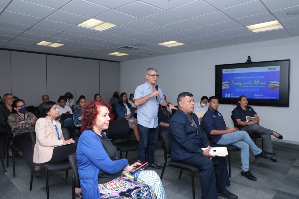 MiCultura promueve intercambio literario durante semana del libro