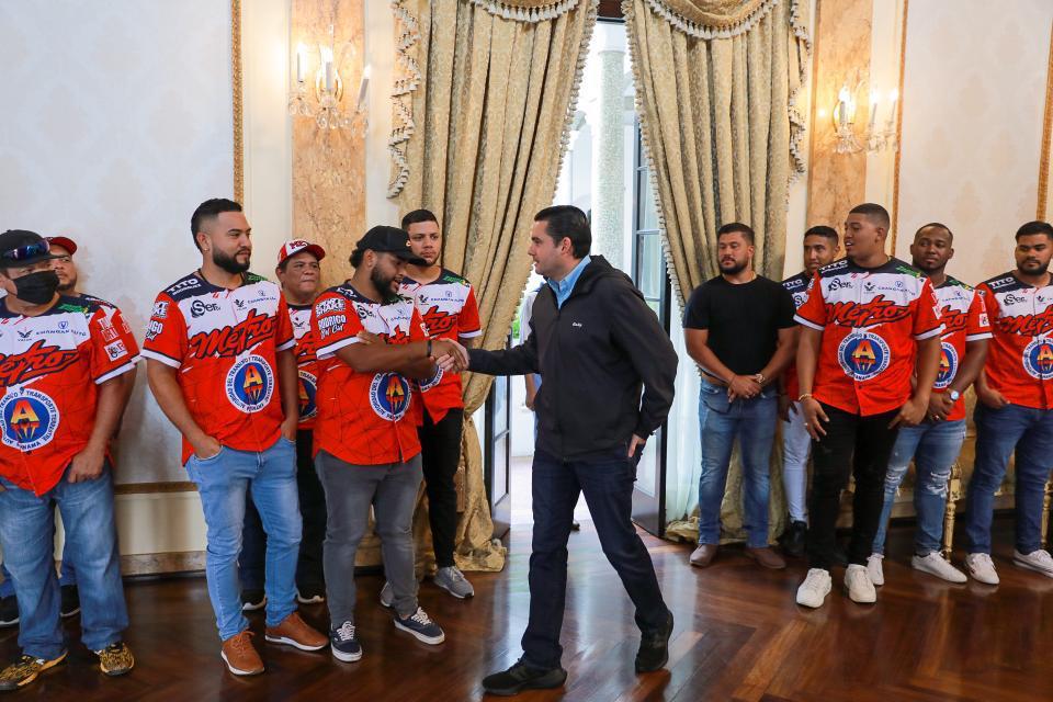 El campeón de beisbol mayor, visitó la Presidencia de la República