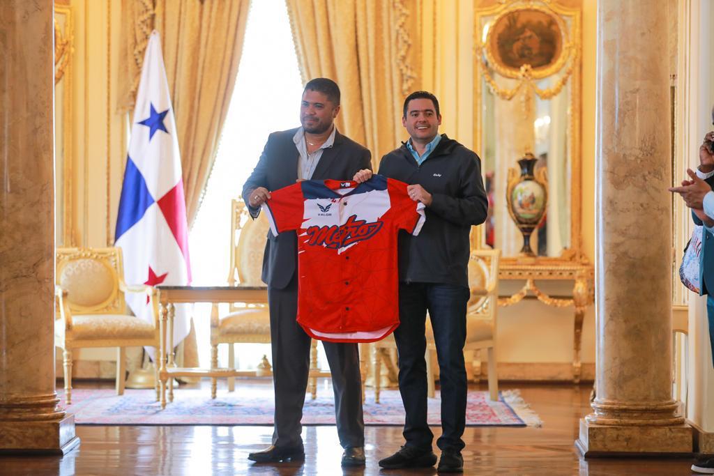 El campeón de beisbol mayor, visitó la Presidencia de la República