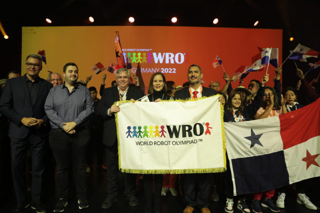 Primera Dama recibe bandera del World Robot Olympiad 2023