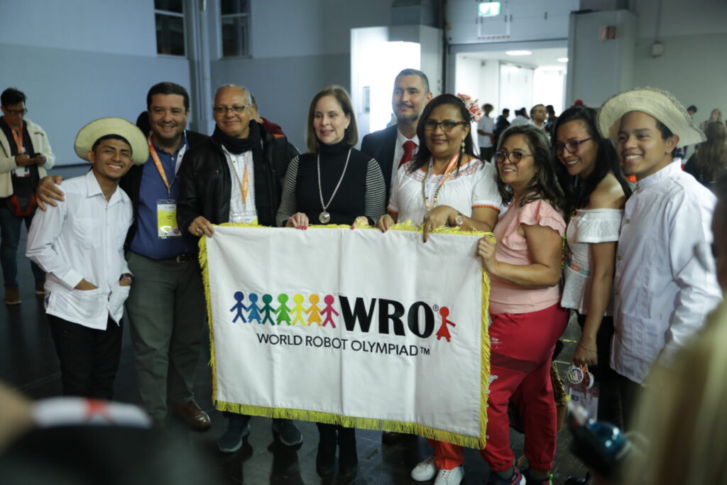 Primera Dama recibe bandera del World Robot Olympiad 2023