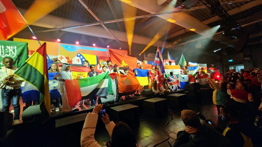 Primera Dama recibe bandera del World Robot Olympiad 2023