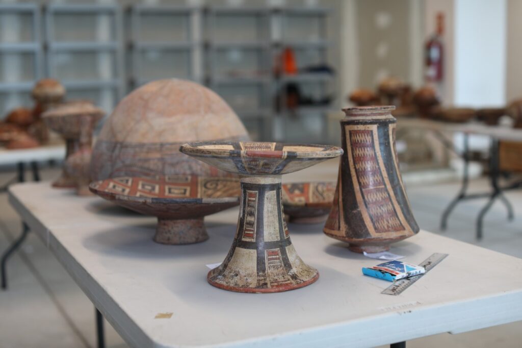 Clasifican piezas para el Museo Reina Torres de Arauz