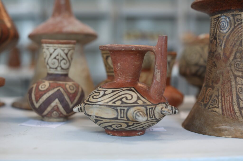 Clasifican piezas para el Museo Reina Torres de Arauz