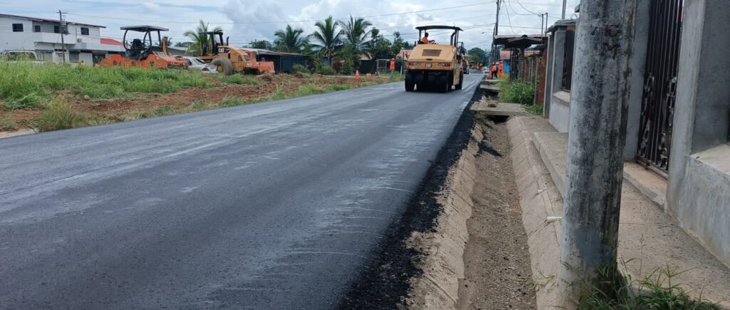 Rehabilitan calles y caminos del distrito de Changuinola