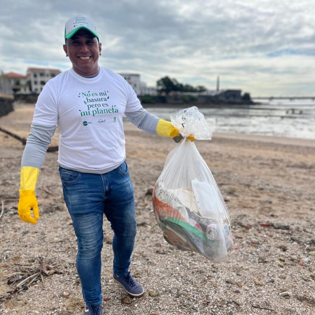 El Metro de Panamá se suma a jornada de limpieza de playa