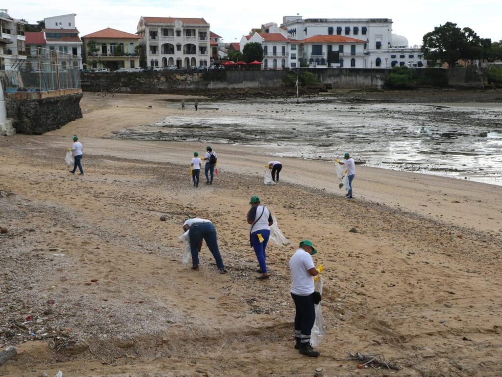 El Metro de Panamá se suma a jornada de limpieza de playa