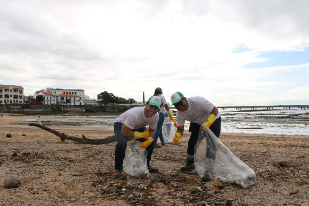 El Metro de Panamá se suma a jornada de limpieza de playa