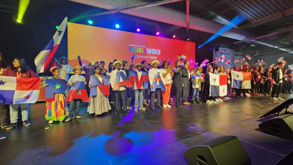 Primera Dama recibe bandera del World Robot Olympiad 2023