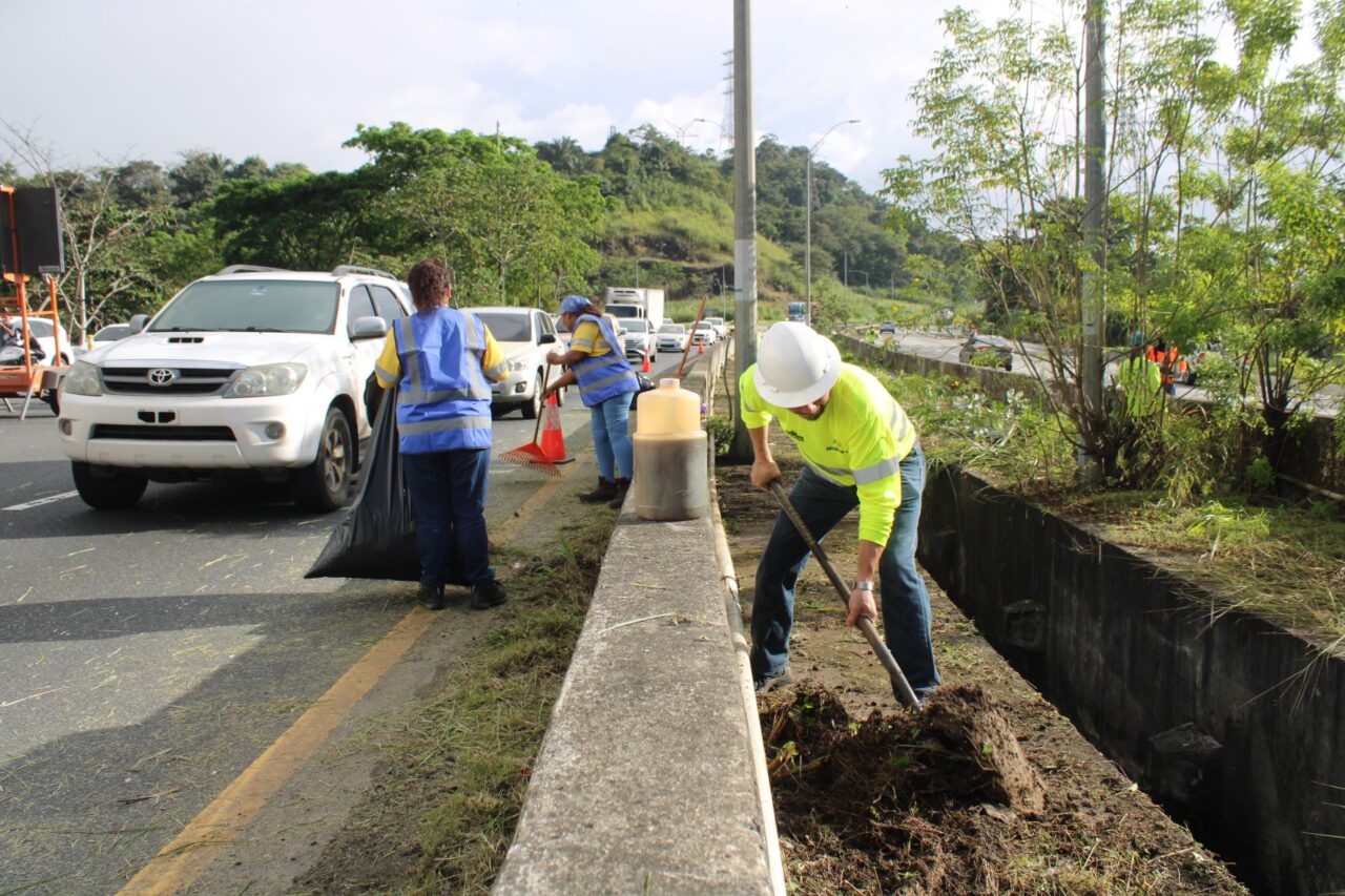  Inicia plan limpieza de puentes y pasos vehiculares en la capital