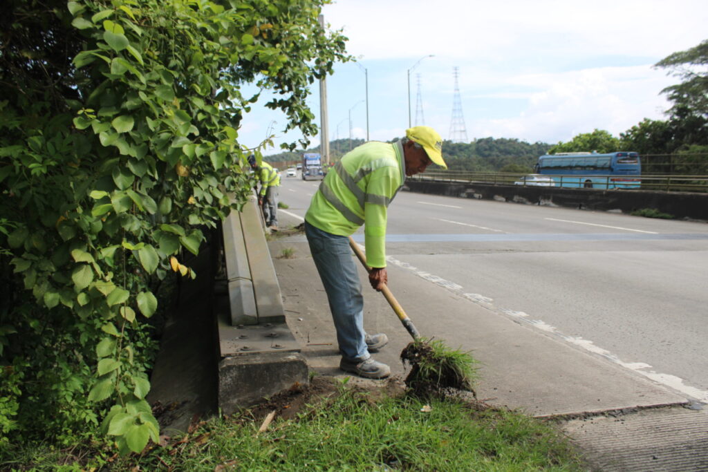 Inicia plan limpieza de puentes y pasos vehiculares en la capital