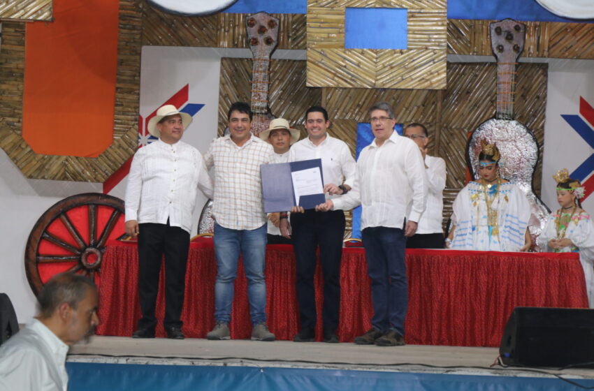  Vicepresidente entrega orden de proceder en feria de Ocú