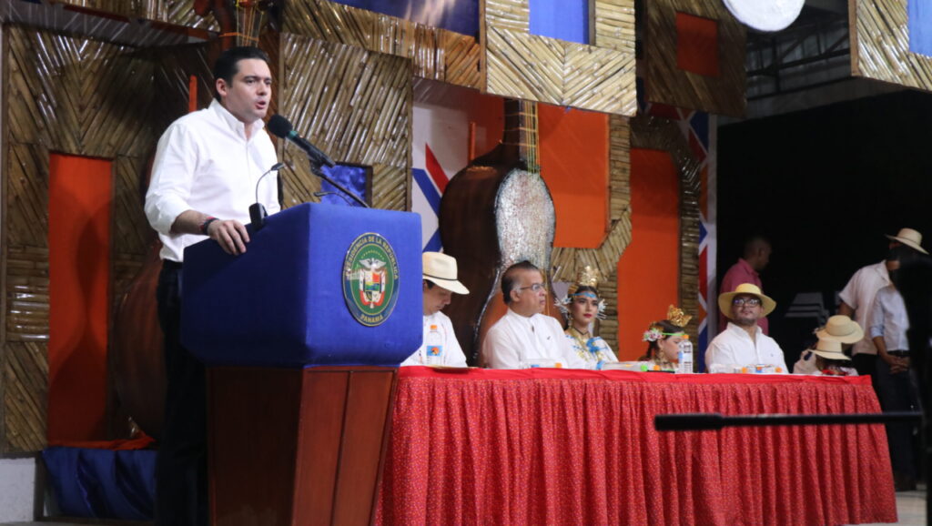 Vicepresidente entrega orden de proceder en feria de Ocú