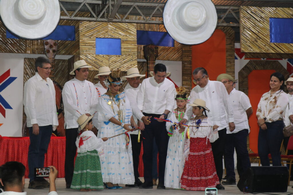 Vicepresidente entrega orden de proceder en feria de Ocú