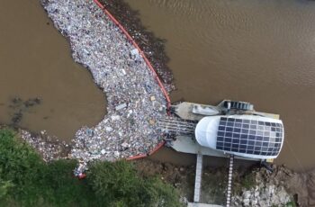 Han sacado del río más de 2,500 libras de plástico para reciclar