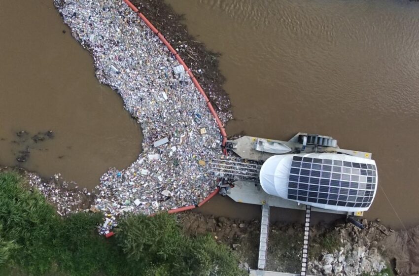  Han sacado del río más de 2,500 libras de plástico para reciclar