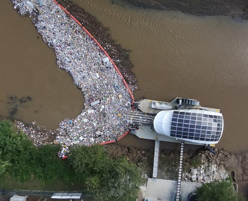 Han sacado del río más de 2,500 libras de plástico para reciclar