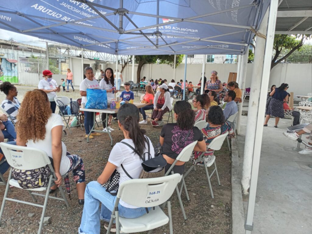 En el Centro Cultural Metropolitano del Ministerio de Cultura iniciaron los talleres de arte, música, y danza, totalmente gratis, en la que participan cerca de 300 niños niñas y adultos, provenientes de la provincia de Panamá Oeste, San Miguelito, Panamá Norte y el Centro de la ciudad de Panamá. Los talleres que se impartirán de lunes a viernes participan niños y niñas de 5 en adelante en las áreas de piano, guitarra, percusión, folklore, bailes populares, manualidades y reciclaje y los adultos mayores, con clase de guitarra y canto. Para Nilka Batista, instructora del taller de dibujo y pintura, “estos talleres ayudan a desarrollar la creatividad de los niños, motivándolos y despertando su creatividad, en este curso tengo niños de 5 a 10 años que van aprender a realizar trazos, líneas, luces, sombras y técnicas de sombreado, acrílico, acuarela y oleo”. Por su parte la ministra de Cultura, Giselle González Villarrué destacó que esta clase de iniciativa es importante porque hay que ver las artes y la cultura como pilar fundamental de transformación del individuo. “La importancia de estos talleres, es que estamos creando mejores seres humanos porque le estamos inculcando valores, encaminándolo a una formación integral para ser mejores individuos en donde se beneficia la comunidad, la sociedad y el país”. Las clases finalizan el 24 de febrero con un gran festival de arte, en el Centro Cultural Metropolitano, donde se mostrará lo aprendido y el talento de los estudiantes.