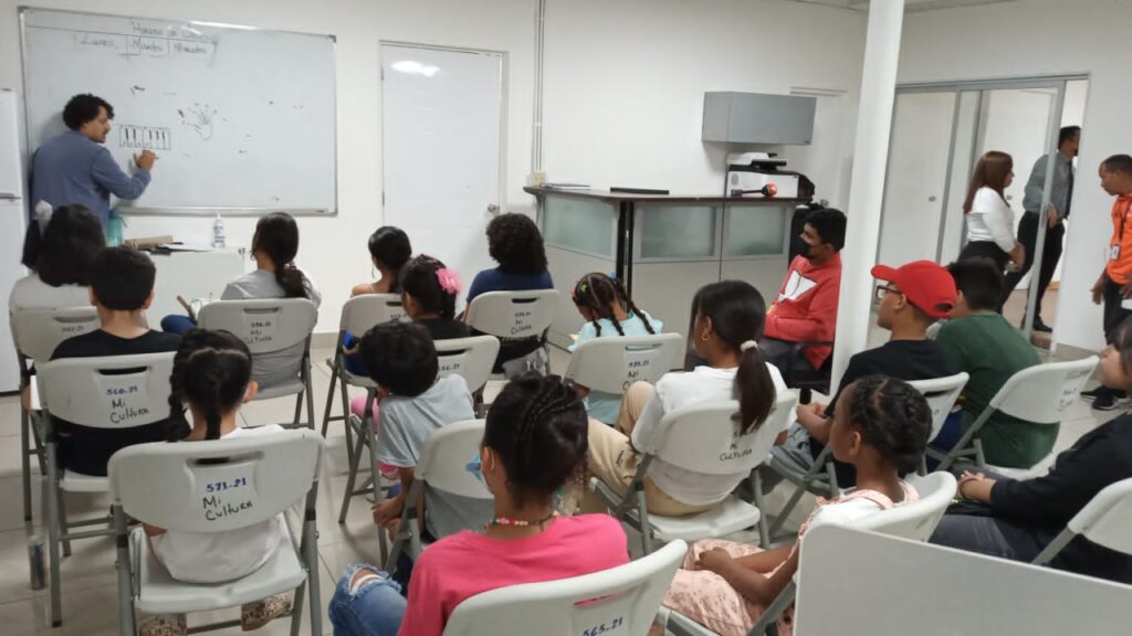 En el Centro Cultural Metropolitano del Ministerio de Cultura iniciaron los talleres de arte, música, y danza, totalmente gratis, en la que participan cerca de 300 niños niñas y adultos, provenientes de la provincia de Panamá Oeste, San Miguelito, Panamá Norte y el Centro de la ciudad de Panamá. Los talleres que se impartirán de lunes a viernes participan niños y niñas de 5 en adelante en las áreas de piano, guitarra, percusión, folklore, bailes populares, manualidades y reciclaje y los adultos mayores, con clase de guitarra y canto. Para Nilka Batista, instructora del taller de dibujo y pintura, “estos talleres ayudan a desarrollar la creatividad de los niños, motivándolos y despertando su creatividad, en este curso tengo niños de 5 a 10 años que van aprender a realizar trazos, líneas, luces, sombras y técnicas de sombreado, acrílico, acuarela y oleo”. Por su parte la ministra de Cultura, Giselle González Villarrué destacó que esta clase de iniciativa es importante porque hay que ver las artes y la cultura como pilar fundamental de transformación del individuo. “La importancia de estos talleres, es que estamos creando mejores seres humanos porque le estamos inculcando valores, encaminándolo a una formación integral para ser mejores individuos en donde se beneficia la comunidad, la sociedad y el país”. Las clases finalizan el 24 de febrero con un gran festival de arte, en el Centro Cultural Metropolitano, donde se mostrará lo aprendido y el talento de los estudiantes.