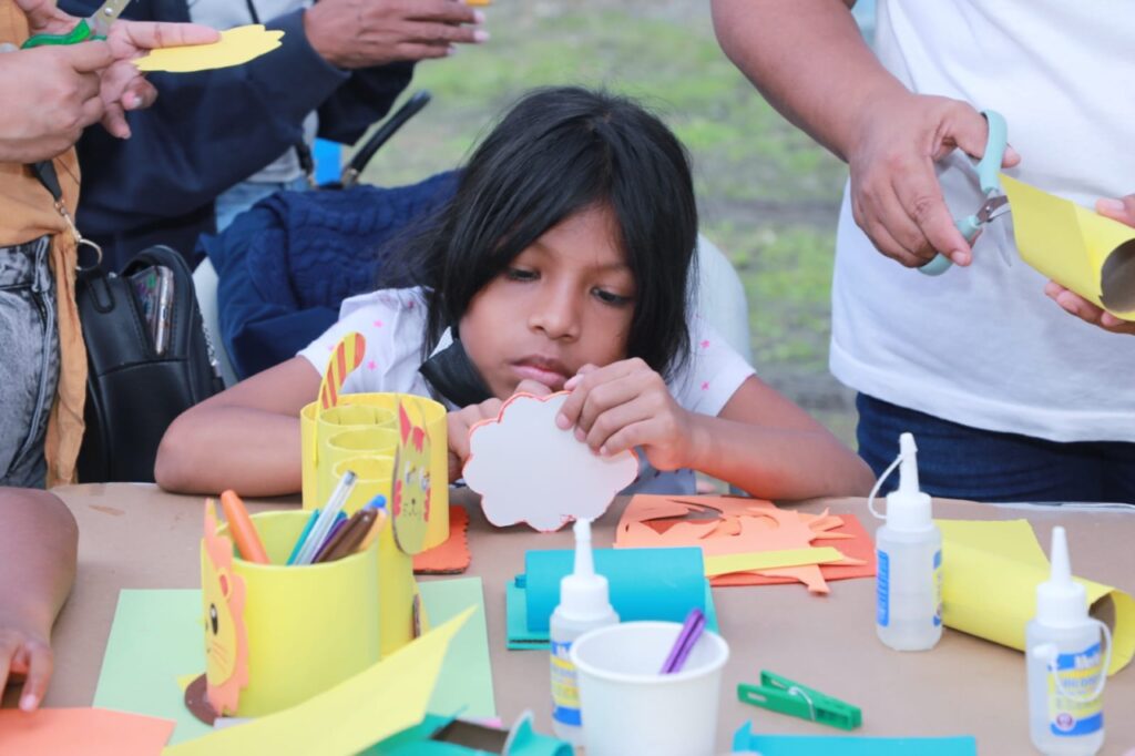 En el Centro Cultural Metropolitano del Ministerio de Cultura iniciaron los talleres de arte, música, y danza, totalmente gratis, en la que participan cerca de 300 niños niñas y adultos, provenientes de la provincia de Panamá Oeste, San Miguelito, Panamá Norte y el Centro de la ciudad de Panamá. Los talleres que se impartirán de lunes a viernes participan niños y niñas de 5 en adelante en las áreas de piano, guitarra, percusión, folklore, bailes populares, manualidades y reciclaje y los adultos mayores, con clase de guitarra y canto. Para Nilka Batista, instructora del taller de dibujo y pintura, “estos talleres ayudan a desarrollar la creatividad de los niños, motivándolos y despertando su creatividad, en este curso tengo niños de 5 a 10 años que van aprender a realizar trazos, líneas, luces, sombras y técnicas de sombreado, acrílico, acuarela y oleo”. Por su parte la ministra de Cultura, Giselle González Villarrué destacó que esta clase de iniciativa es importante porque hay que ver las artes y la cultura como pilar fundamental de transformación del individuo. “La importancia de estos talleres, es que estamos creando mejores seres humanos porque le estamos inculcando valores, encaminándolo a una formación integral para ser mejores individuos en donde se beneficia la comunidad, la sociedad y el país”. Las clases finalizan el 24 de febrero con un gran festival de arte, en el Centro Cultural Metropolitano, donde se mostrará lo aprendido y el talento de los estudiantes.