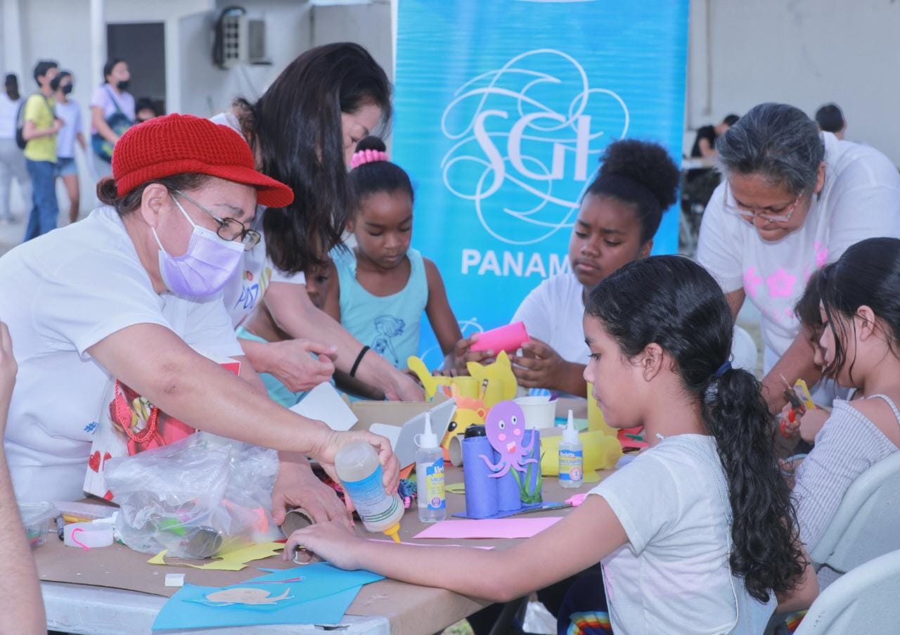 En el Centro Cultural Metropolitano del Ministerio de Cultura iniciaron los talleres de arte, música, y danza, totalmente gratis, en la que participan cerca de 300 niños niñas y adultos, provenientes de la provincia de Panamá Oeste, San Miguelito, Panamá Norte y el Centro de la ciudad de Panamá. Los talleres que se impartirán de lunes a viernes participan niños y niñas de 5 en adelante en las áreas de piano, guitarra, percusión, folklore, bailes populares, manualidades y reciclaje y los adultos mayores, con clase de guitarra y canto. Para Nilka Batista, instructora del taller de dibujo y pintura, “estos talleres ayudan a desarrollar la creatividad de los niños, motivándolos y despertando su creatividad, en este curso tengo niños de 5 a 10 años que van aprender a realizar trazos, líneas, luces, sombras y técnicas de sombreado, acrílico, acuarela y oleo”. Por su parte la ministra de Cultura, Giselle González Villarrué destacó que esta clase de iniciativa es importante porque hay que ver las artes y la cultura como pilar fundamental de transformación del individuo. “La importancia de estos talleres, es que estamos creando mejores seres humanos porque le estamos inculcando valores, encaminándolo a una formación integral para ser mejores individuos en donde se beneficia la comunidad, la sociedad y el país”. Las clases finalizan el 24 de febrero con un gran festival de arte, en el Centro Cultural Metropolitano, donde se mostrará lo aprendido y el talento de los estudiantes.