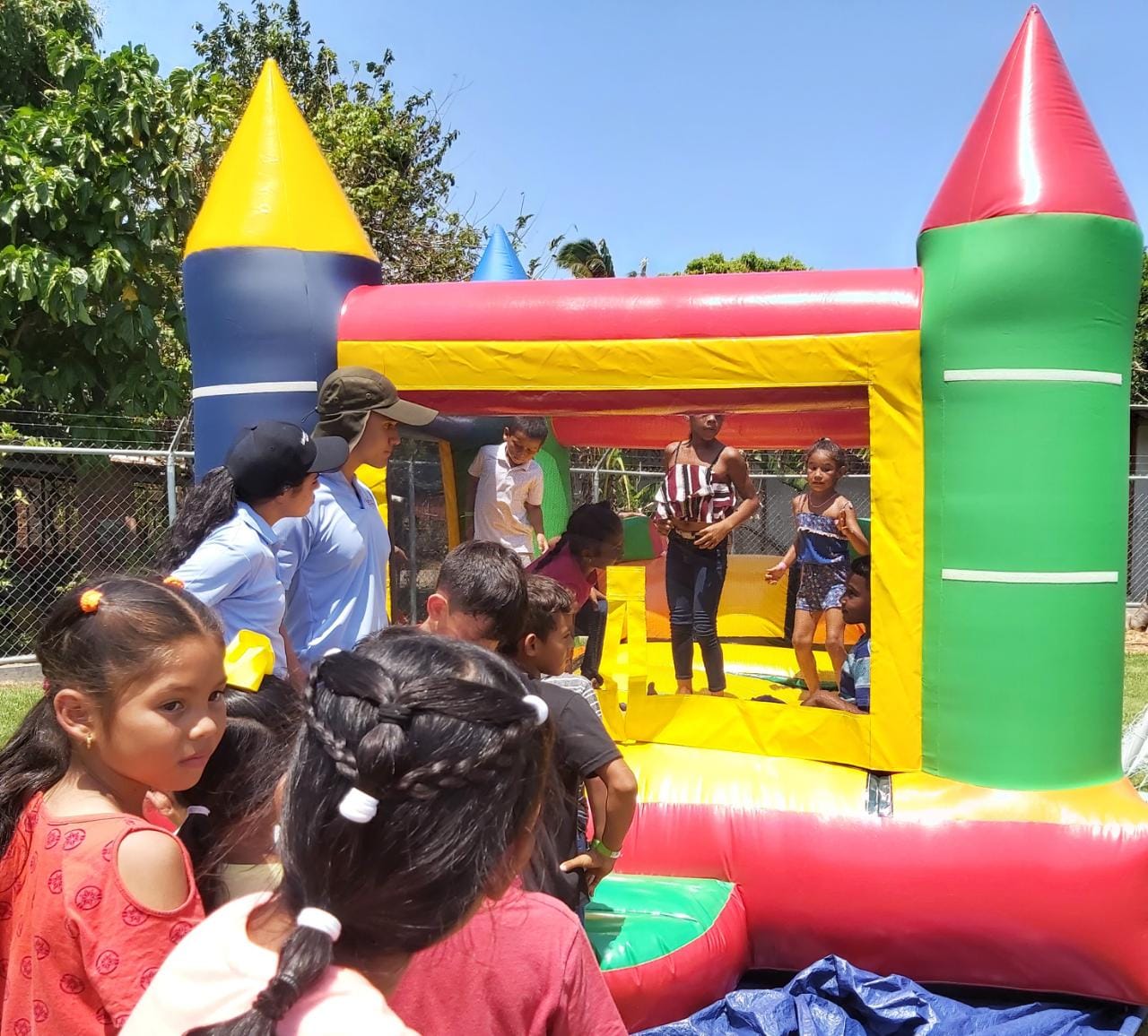 Fundación Amigas de Buen Corazón entrega mochilas