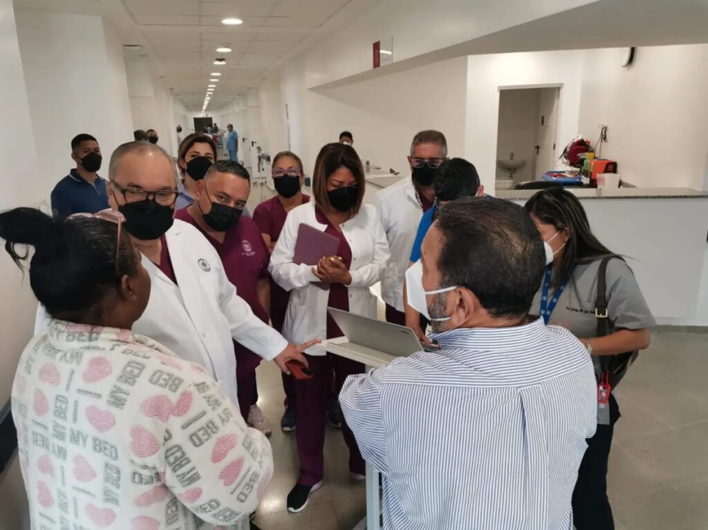 Doctor Lau Cortés recorre la Ciudad de la Salud