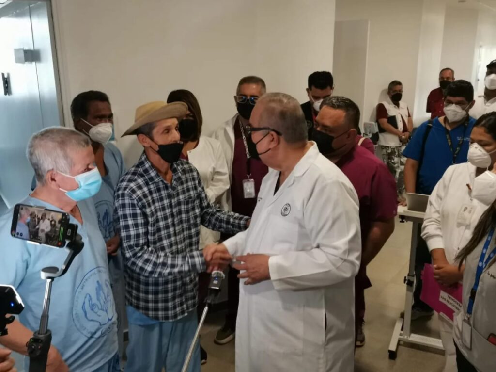 Doctor Lau Cortés recorre la Ciudad de la Salud