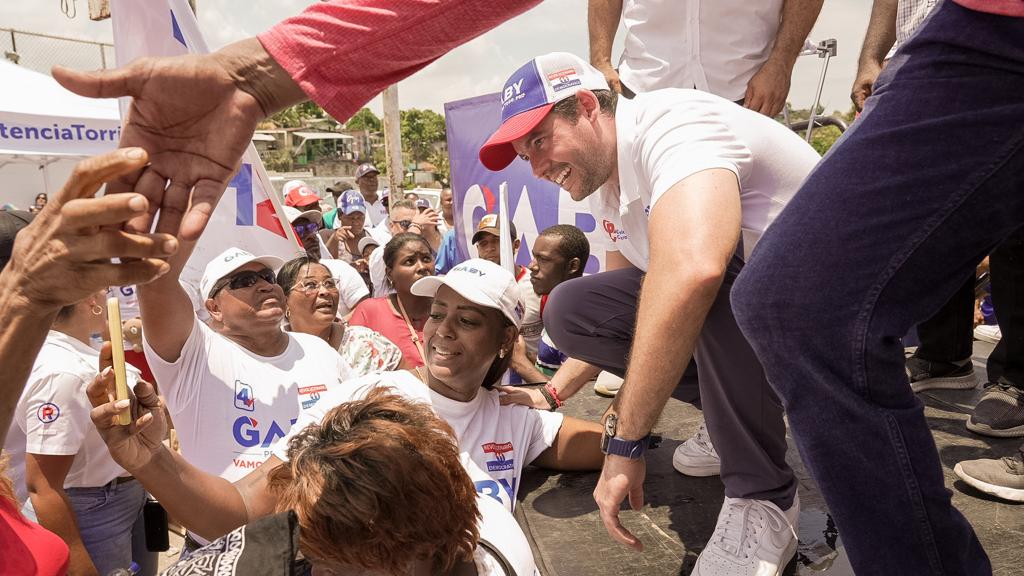 Gaby le reitera a Martinelli que no se vista que no va más