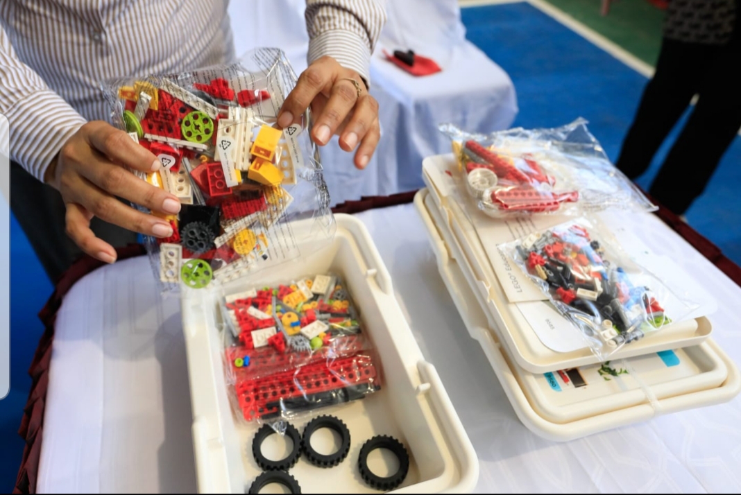 Primera Dama y APROB entregan 300 Kits Educativo LEGO