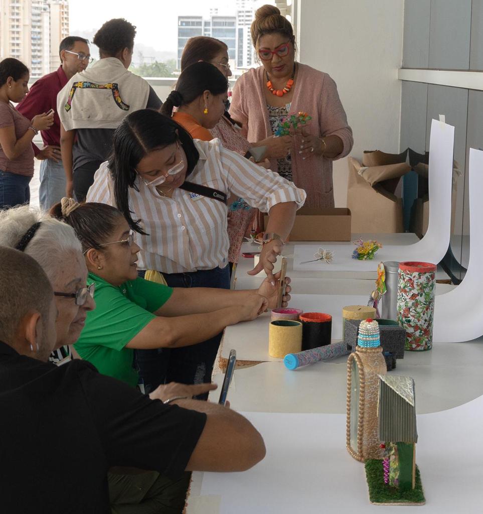 Cerca de 15 artesanos y emprendedores se capacitan en mercadeo, fotografía y audiovisual en el primer taller de artes visuales