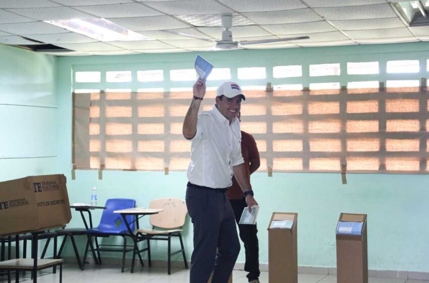  Gaby ejerce su voto en Penonomé