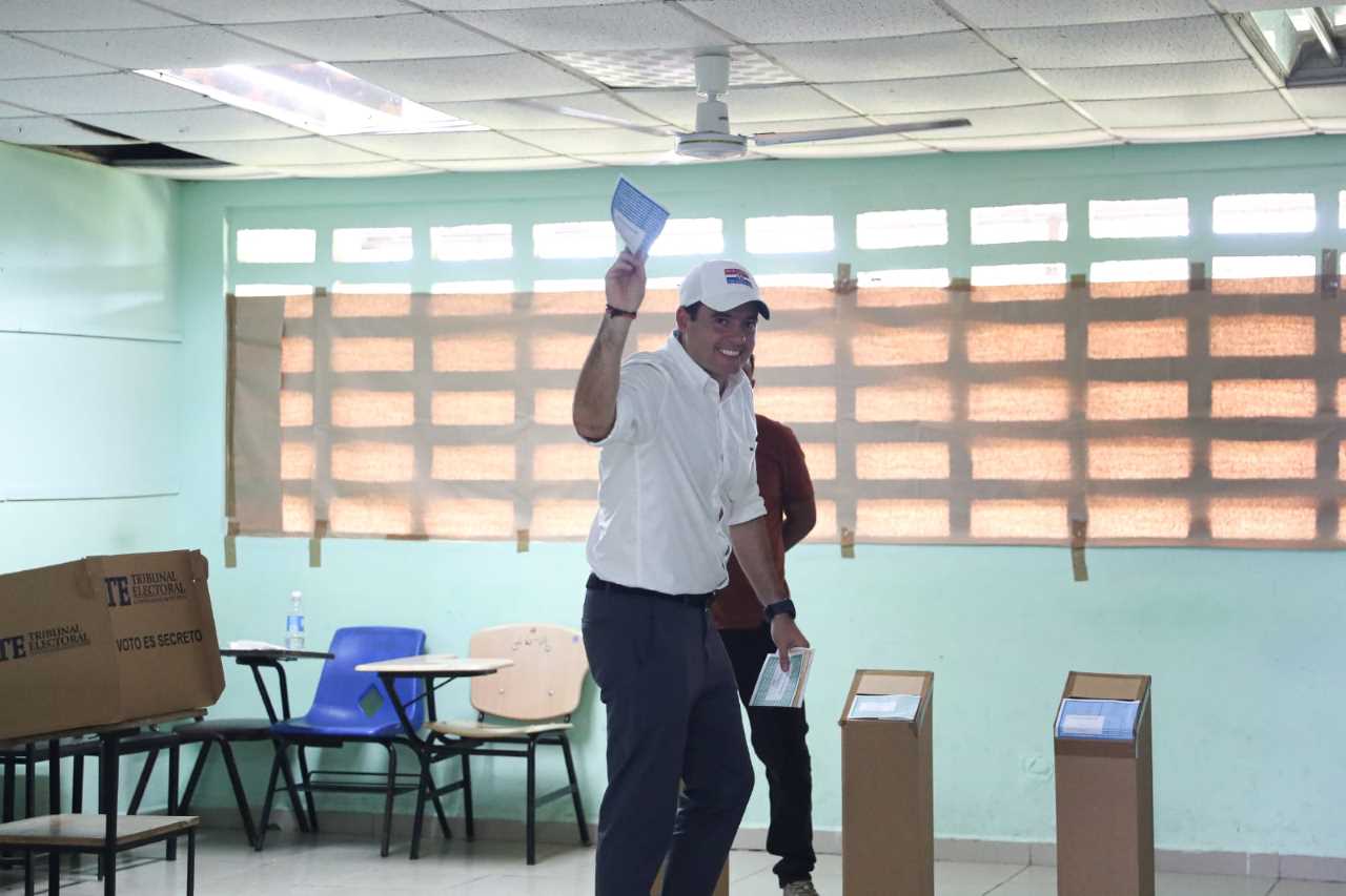 Gaby ejerce su voto en Penonomé