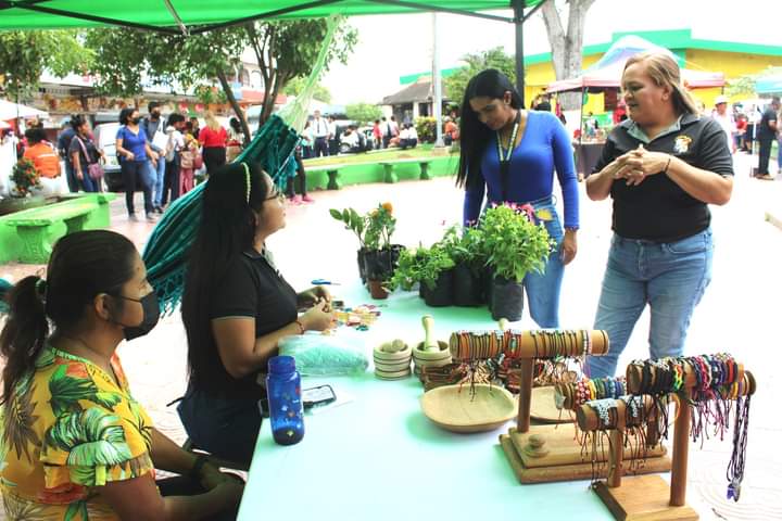 Venta de artesanías en la Chorrera por el Día del Padre