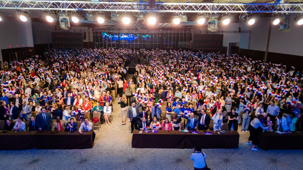 Panamá superó las expectativas al reunir a 5 mil personas en el evento más importante de Liderazgo en el país de la mano del escritor y conferencista, John C. Maxwell,